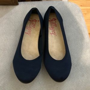 Comfy navy blue flats look just like new